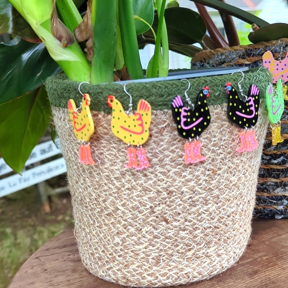 NWT/IP: (unbranded) 🐣🐔👢🤠 COWBOY BOOT CHICKEN🤠👢🐔🐣 acrylic dangle earrings - Picture 3 of 7